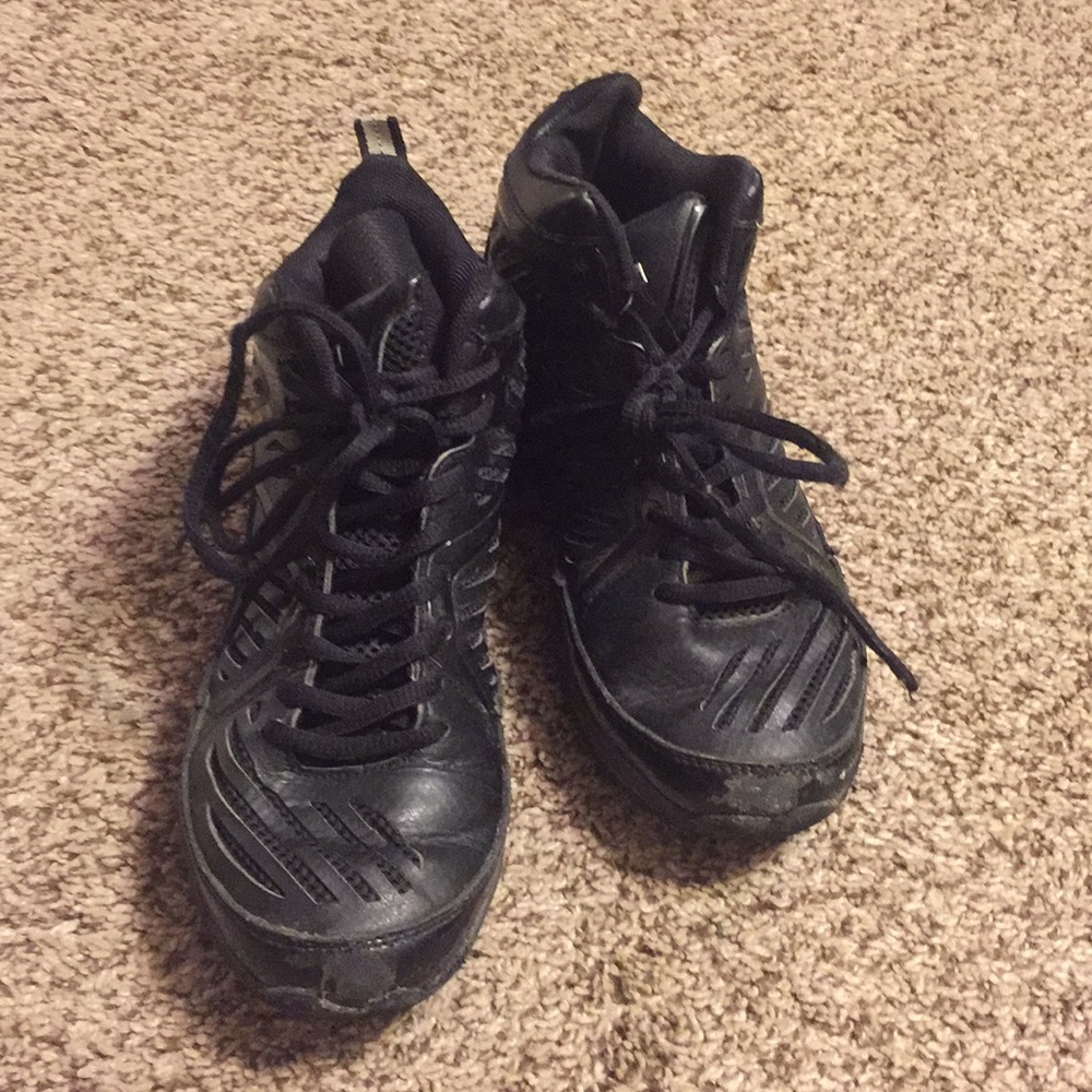 Boys tennis shoes
